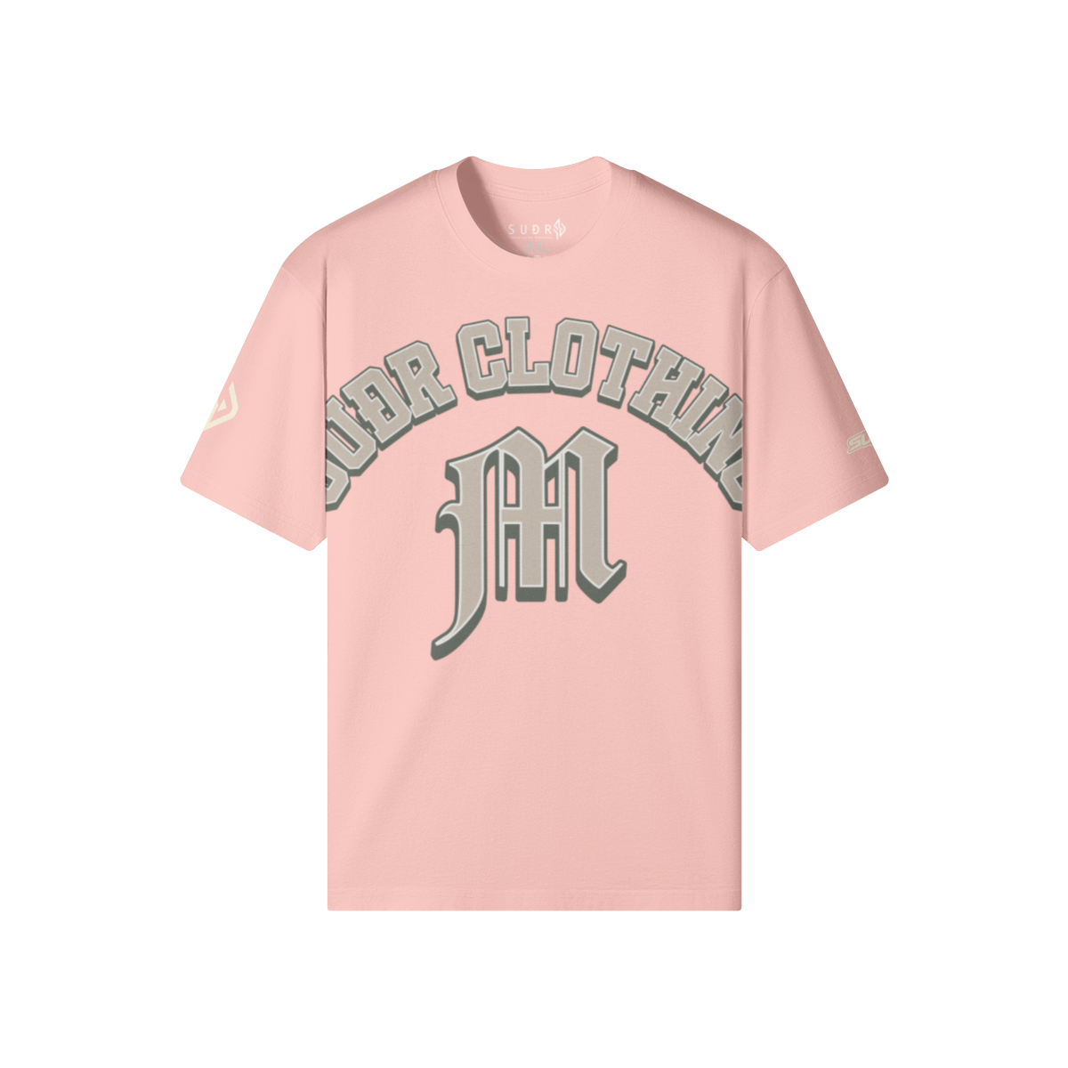 SUÐR M Shirt – Shirt in Light Pink, Vorderseite mit SUÐR CLOTHING im Bogen, darunter das M in Blackletter, Emblem und SUÐR-Schriftzug auf den Ärmeln