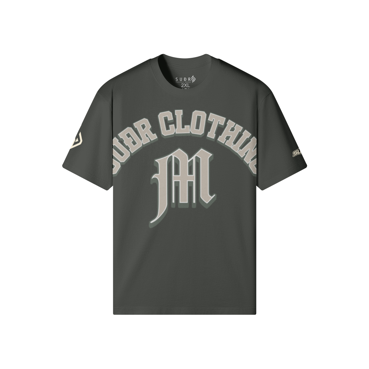 SUÐR M Shirt – Shirt in Carbon Gray, Vorderseite mit SUÐR CLOTHING im Bogen, darunter das M in Blackletter, Emblem und SUÐR-Schriftzug auf den Ärmeln