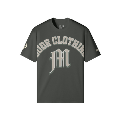SUÐR M Shirt – Shirt in Carbon Gray, Vorderseite mit SUÐR CLOTHING im Bogen, darunter das M in Blackletter, Emblem und SUÐR-Schriftzug auf den Ärmeln