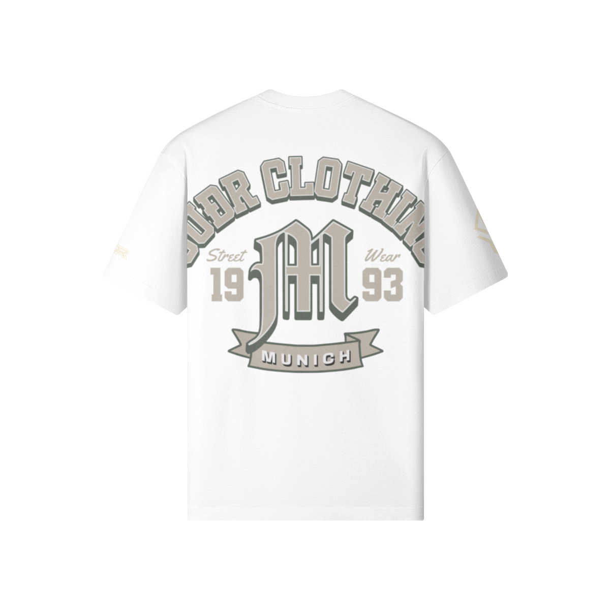 SUÐR M Shirt – Shirt in White, Rückseite mit SUÐR CLOTHING im Bogen, das M in Blackletter, dazu „Street Wear", „19 93" und das MUNICH-Banner