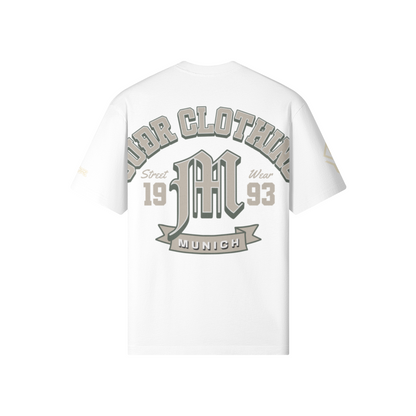SUÐR M Shirt – Shirt in White, Rückseite mit SUÐR CLOTHING im Bogen, das M in Blackletter, dazu „Street Wear", „19 93" und das MUNICH-Banner