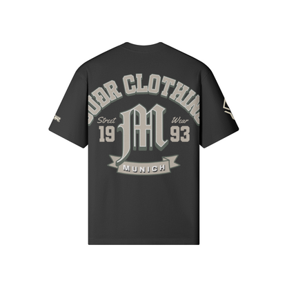 SUÐR M Shirt – Shirt in Black, Rückseite mit SUÐR CLOTHING im Bogen, das M in Blackletter, dazu „Street Wear", „19 93" und das MUNICH-Banner