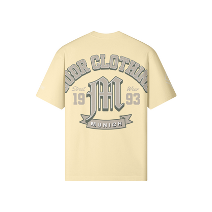SUÐR M Shirt – Shirt in Apricot, Rückseite mit SUÐR CLOTHING im Bogen, das M in Blackletter, dazu „Street Wear", „19 93" und das MUNICH-Banner