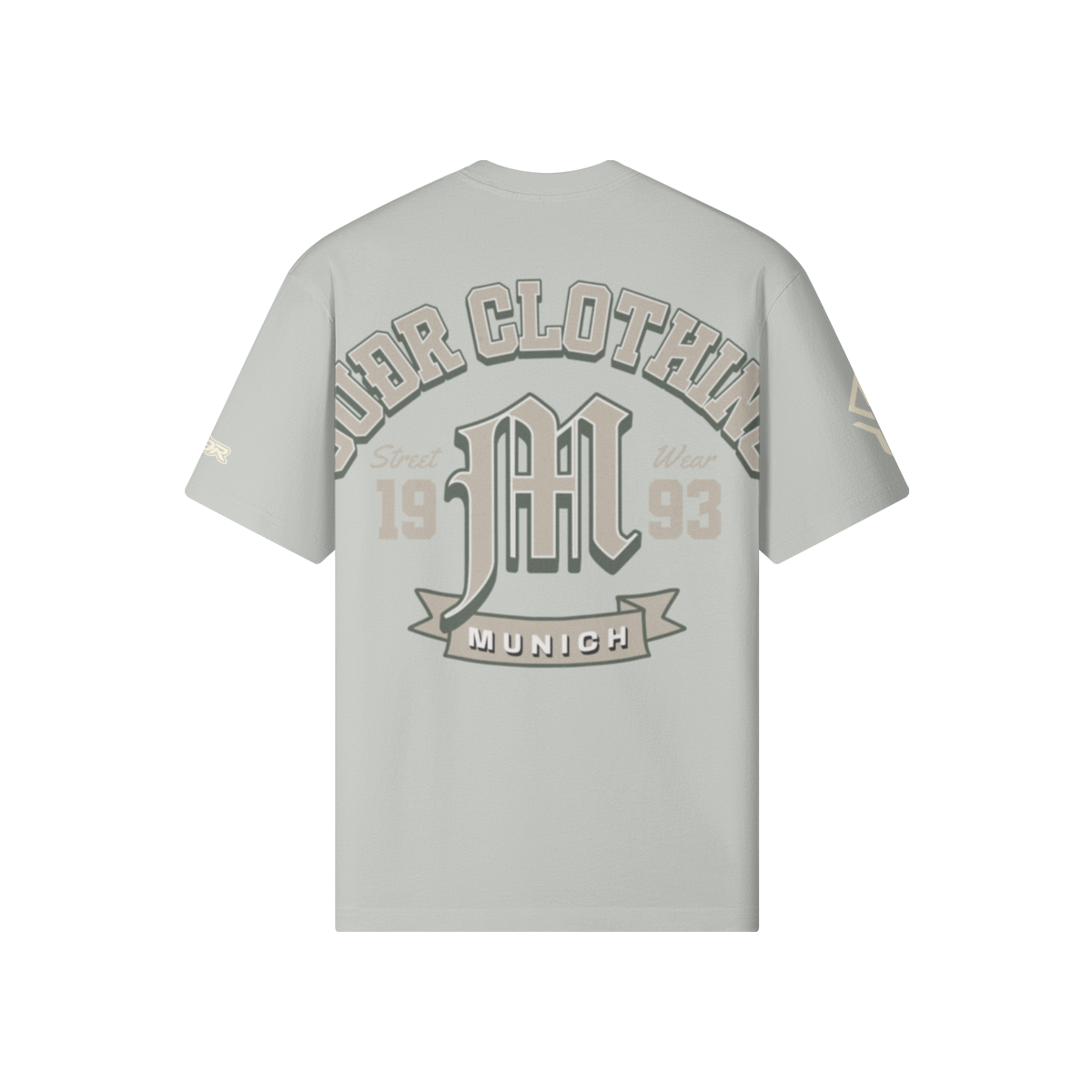 SUÐR M Shirt – Shirt in Light Gray, Rückseite mit SUÐR CLOTHING im Bogen, das M in Blackletter, dazu „Street Wear", „19 93" und das MUNICH-Banner