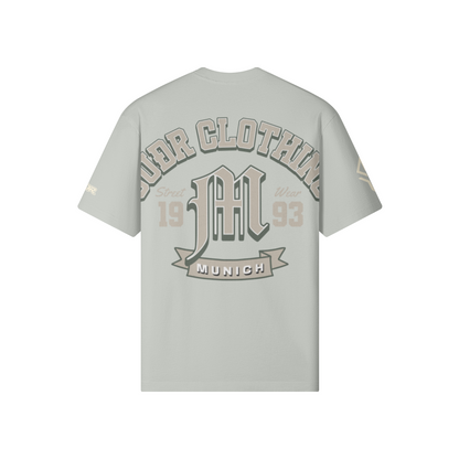 SUÐR M Shirt – Shirt in Light Gray, Rückseite mit SUÐR CLOTHING im Bogen, das M in Blackletter, dazu „Street Wear", „19 93" und das MUNICH-Banner