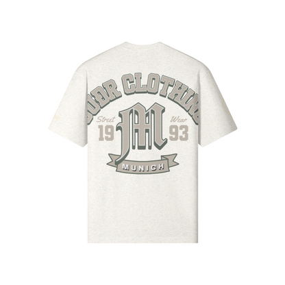 SUÐR M Shirt – Shirt in Light Heather Gray, Rückseite mit SUÐR CLOTHING im Bogen, das M in Blackletter, dazu „Street Wear", „19 93" und das MUNICH-Banner
