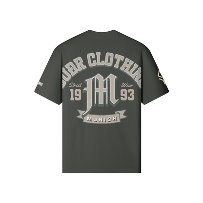 SUÐR M Shirt – Shirt in Carbon Gray, Rückseite mit SUÐR CLOTHING im Bogen, das M in Blackletter, dazu „Street Wear", „19 93" und das MUNICH-Banner