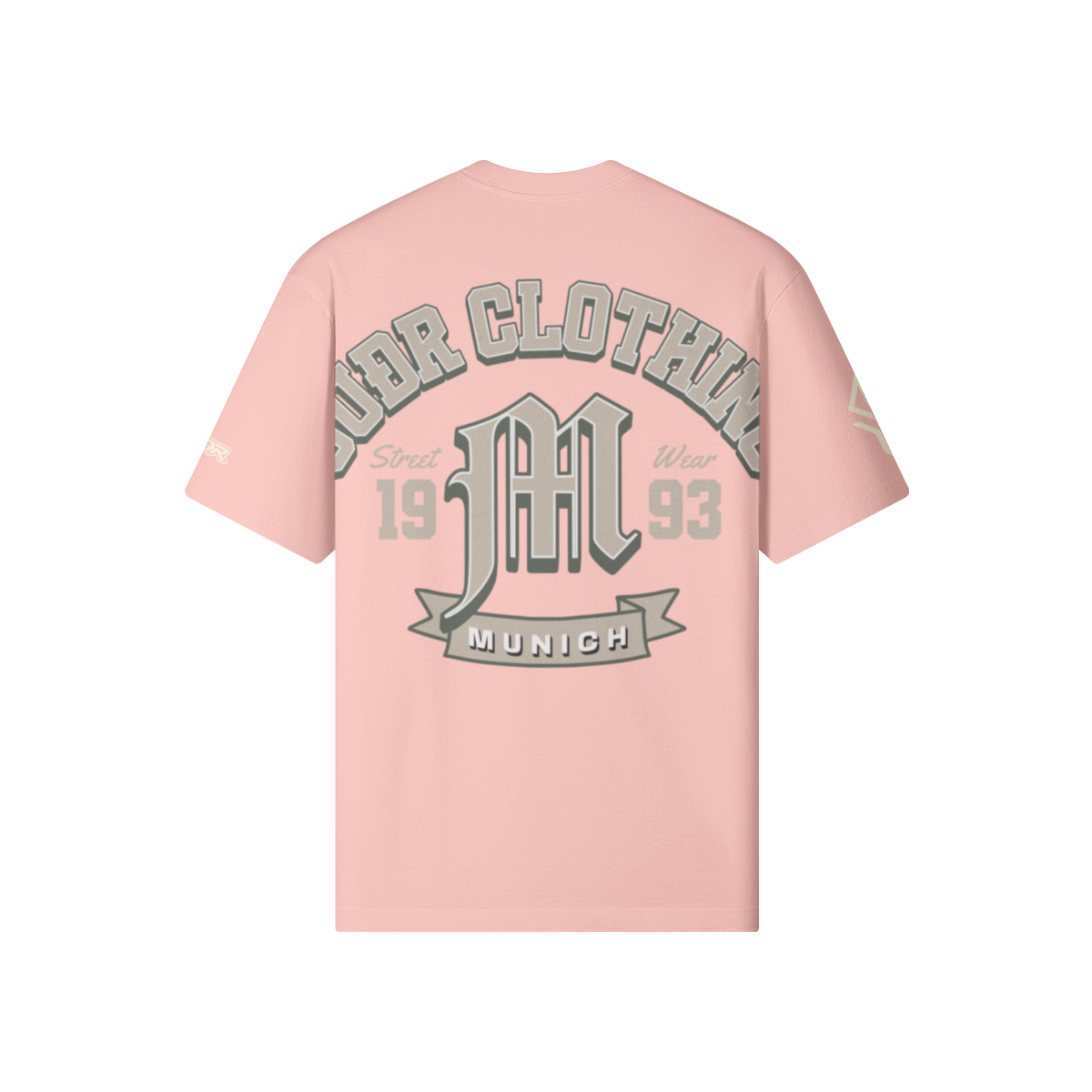 SUÐR M Shirt – Shirt in Light Pink, Rückseite mit SUÐR CLOTHING im Bogen, das M in Blackletter, dazu „Street Wear", „19 93" und das MUNICH-Banner