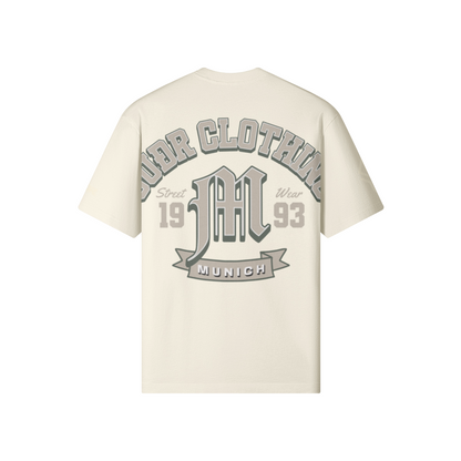SUÐR M Shirt – Shirt in Pale Oak, Rückseite mit SUÐR CLOTHING im Bogen, das M in Blackletter, dazu „Street Wear", „19 93" und das MUNICH-Banner