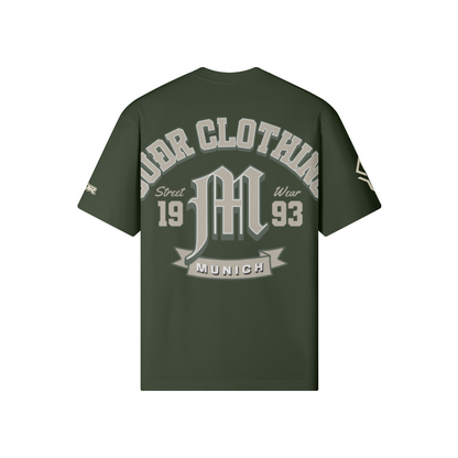 SUÐR M Shirt – Shirt in Charcoal Smoke, Rückseite mit SUÐR CLOTHING im Bogen, das M in Blackletter, dazu „Street Wear", „19 93" und das MUNICH-Banner