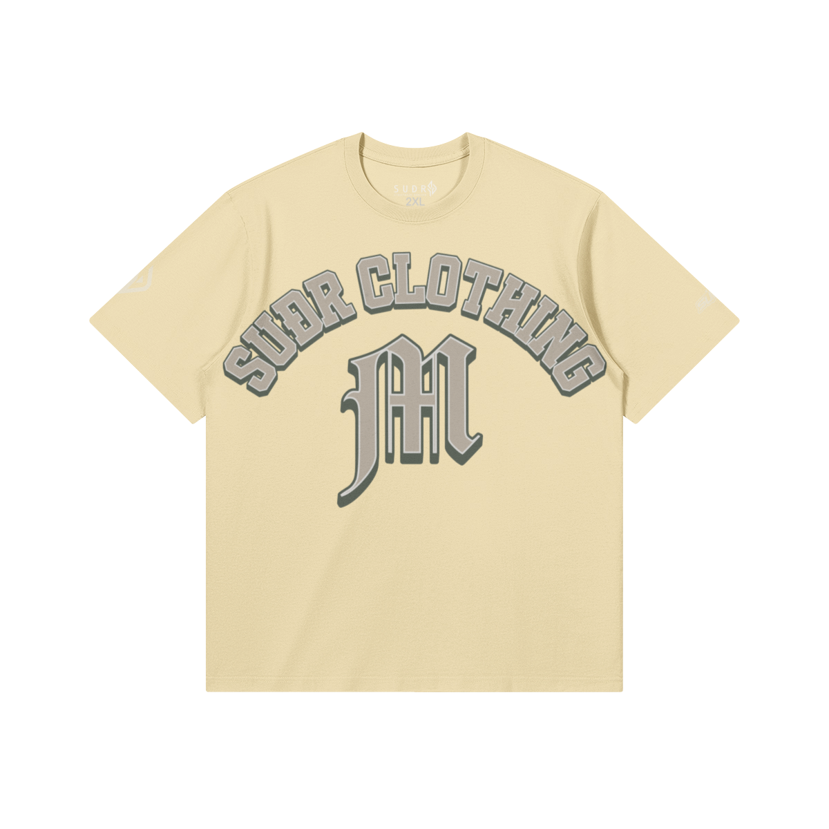 SUÐR M Shirt – Shirt in Apricot, Vorderseite mit SUÐR CLOTHING im Bogen, darunter das M in Blackletter, Emblem und SUÐR-Schriftzug auf den Ärmeln, liegend