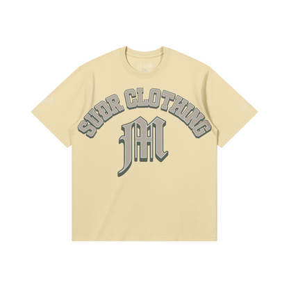 SUÐR M Shirt – Shirt in Apricot, Vorderseite mit SUÐR CLOTHING im Bogen, darunter das M in Blackletter, Emblem und SUÐR-Schriftzug auf den Ärmeln, liegend
