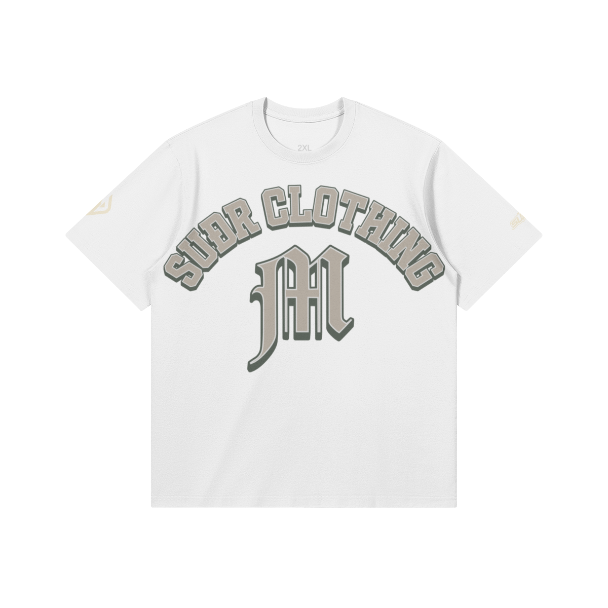 SUÐR M Shirt – Shirt in White, Vorderseite mit SUÐR CLOTHING im Bogen, darunter das M in Blackletter, Emblem und SUÐR-Schriftzug auf den Ärmeln, liegend
