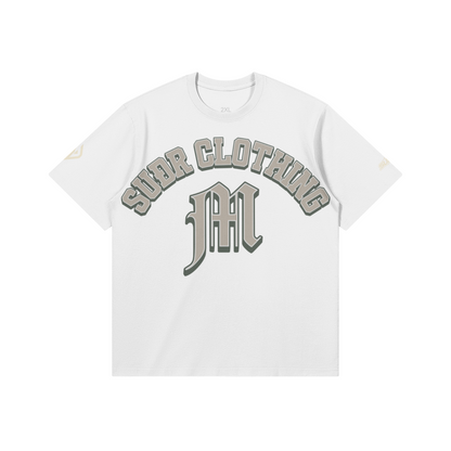 SUÐR M Shirt – Shirt in White, Vorderseite mit SUÐR CLOTHING im Bogen, darunter das M in Blackletter, Emblem und SUÐR-Schriftzug auf den Ärmeln, liegend