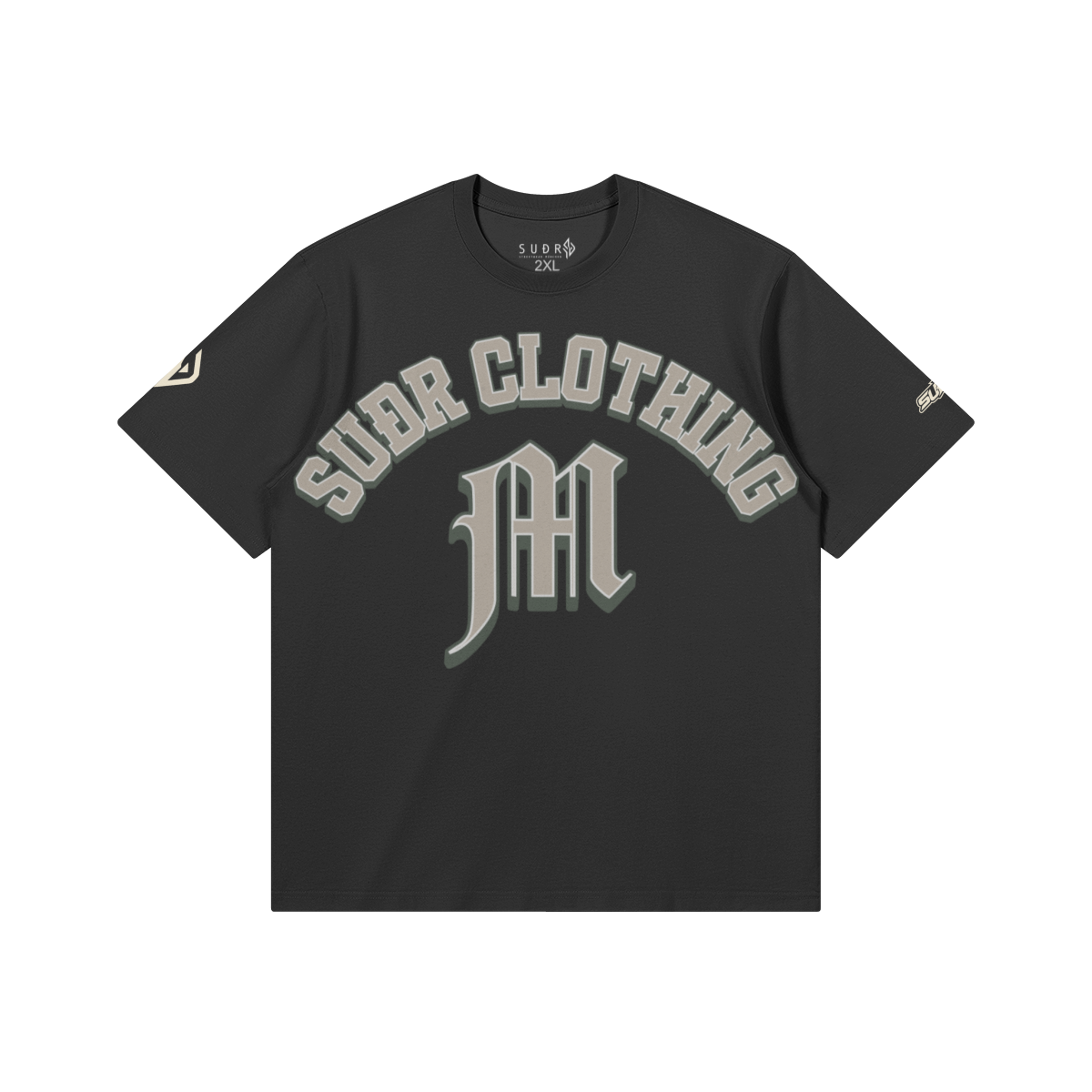 SUÐR M Shirt – Shirt in Black, Vorderseite mit SUÐR CLOTHING im Bogen, darunter das M in Blackletter, Emblem und SUÐR-Schriftzug auf den Ärmeln, liegend