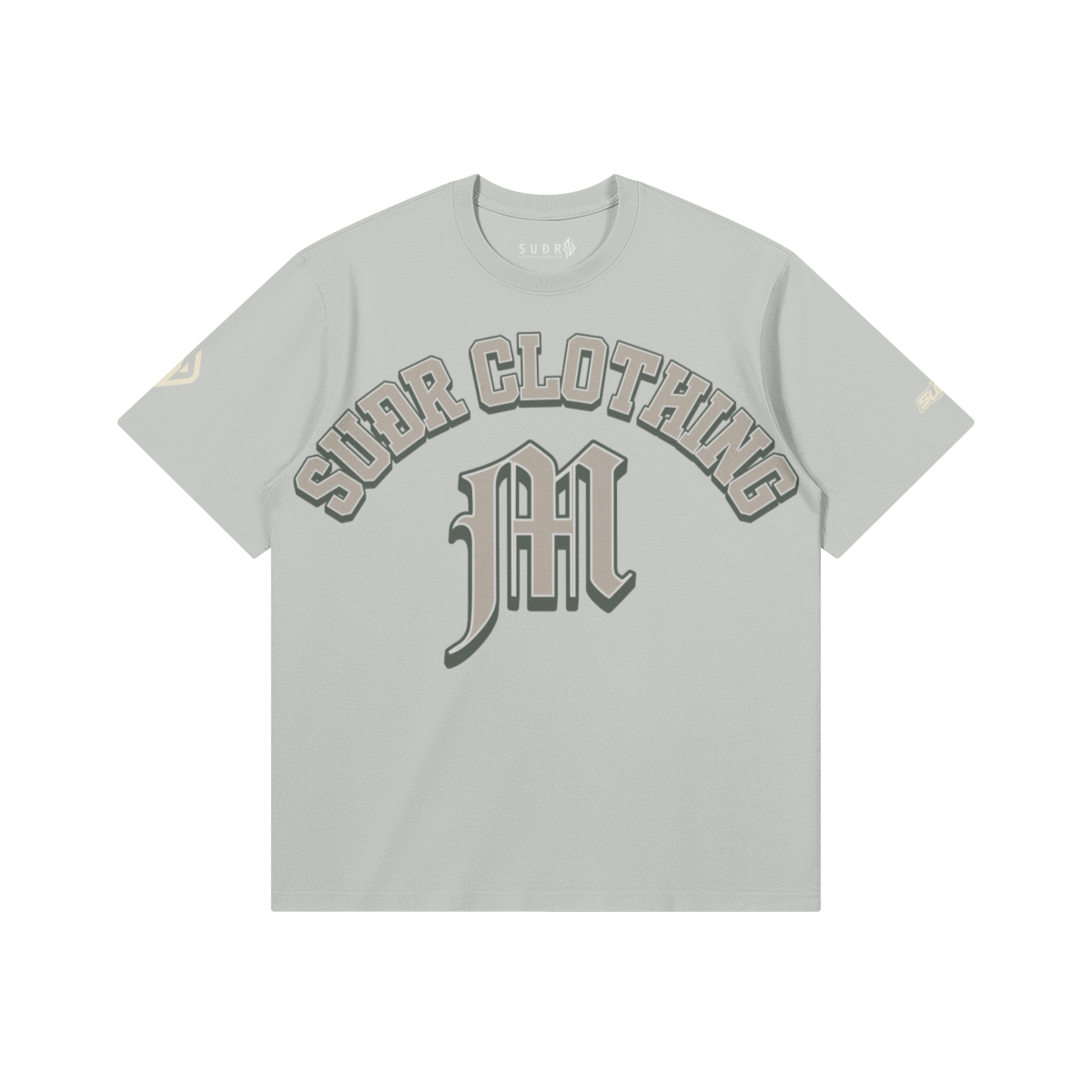 SUÐR M Shirt – Shirt in Light Gray, Vorderseite mit SUÐR CLOTHING im Bogen, darunter das M in Blackletter, Emblem und SUÐR-Schriftzug auf den Ärmeln, liegend
