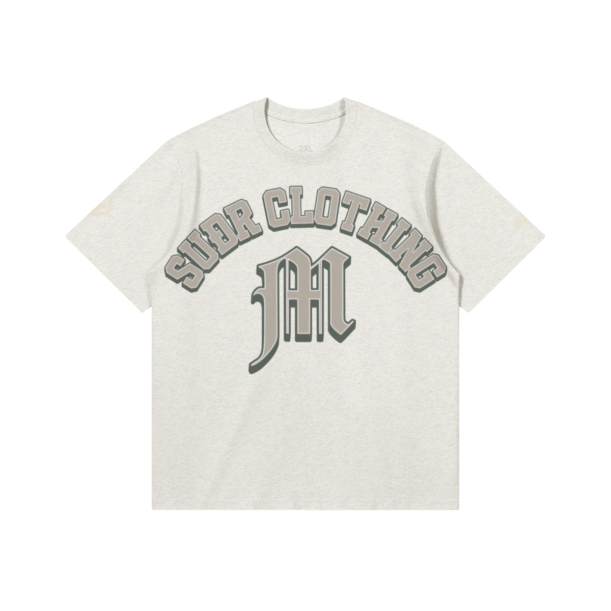 SUÐR M Shirt – Shirt in Light Heather Gray, Vorderseite mit SUÐR CLOTHING im Bogen, darunter das M in Blackletter, Emblem und SUÐR-Schriftzug auf den Ärmeln, liegend
