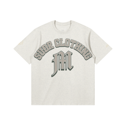 SUÐR M Shirt – Shirt in Light Heather Gray, Vorderseite mit SUÐR CLOTHING im Bogen, darunter das M in Blackletter, Emblem und SUÐR-Schriftzug auf den Ärmeln, liegend