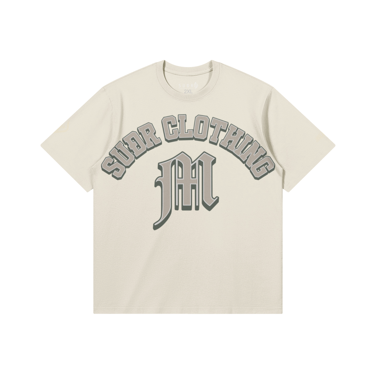 SUÐR M Shirt – Shirt in Pale Oak, Vorderseite mit SUÐR CLOTHING im Bogen, darunter das M in Blackletter, Emblem und SUÐR-Schriftzug auf den Ärmeln, liegend