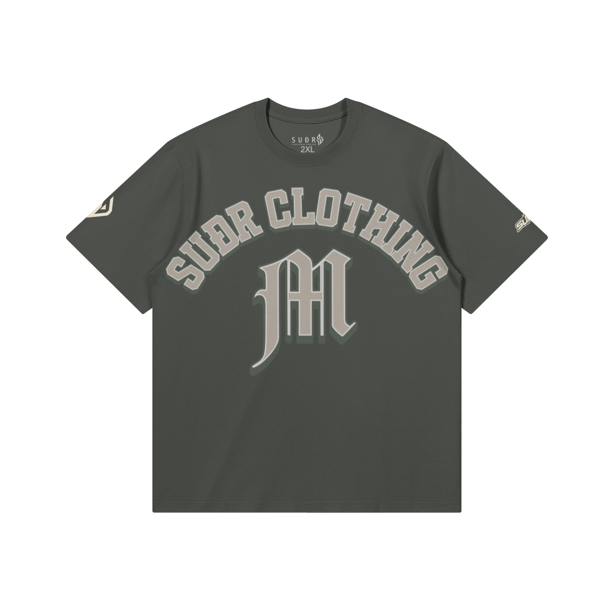 SUÐR M Shirt – Shirt in Carbon Gray, Vorderseite mit SUÐR CLOTHING im Bogen, darunter das M in Blackletter, Emblem und SUÐR-Schriftzug auf den Ärmeln, liegend