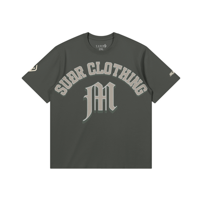 SUÐR M Shirt – Shirt in Carbon Gray, Vorderseite mit SUÐR CLOTHING im Bogen, darunter das M in Blackletter, Emblem und SUÐR-Schriftzug auf den Ärmeln, liegend