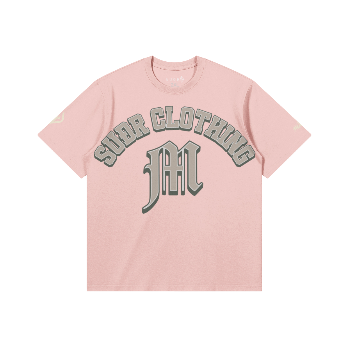 SUÐR M Shirt – Shirt in Light Pink, Vorderseite mit SUÐR CLOTHING im Bogen, darunter das M in Blackletter, Emblem und SUÐR-Schriftzug auf den Ärmeln, liegend