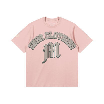 SUÐR M Shirt – Shirt in Light Pink, Vorderseite mit SUÐR CLOTHING im Bogen, darunter das M in Blackletter, Emblem und SUÐR-Schriftzug auf den Ärmeln, liegend