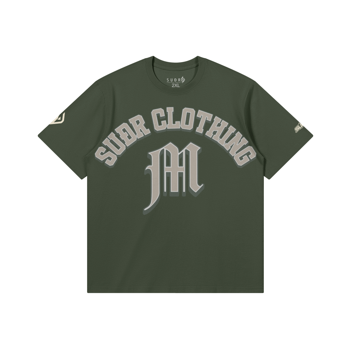SUÐR M Shirt – Shirt in Charcoal Smoke, Vorderseite mit SUÐR CLOTHING im Bogen, darunter das M in Blackletter, Emblem und SUÐR-Schriftzug auf den Ärmeln, liegend