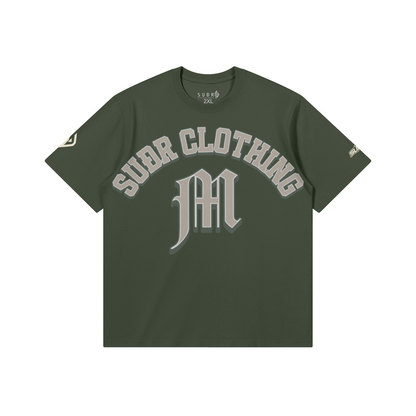 SUÐR M Shirt – Shirt in Charcoal Smoke, Vorderseite mit SUÐR CLOTHING im Bogen, darunter das M in Blackletter, Emblem und SUÐR-Schriftzug auf den Ärmeln, liegend