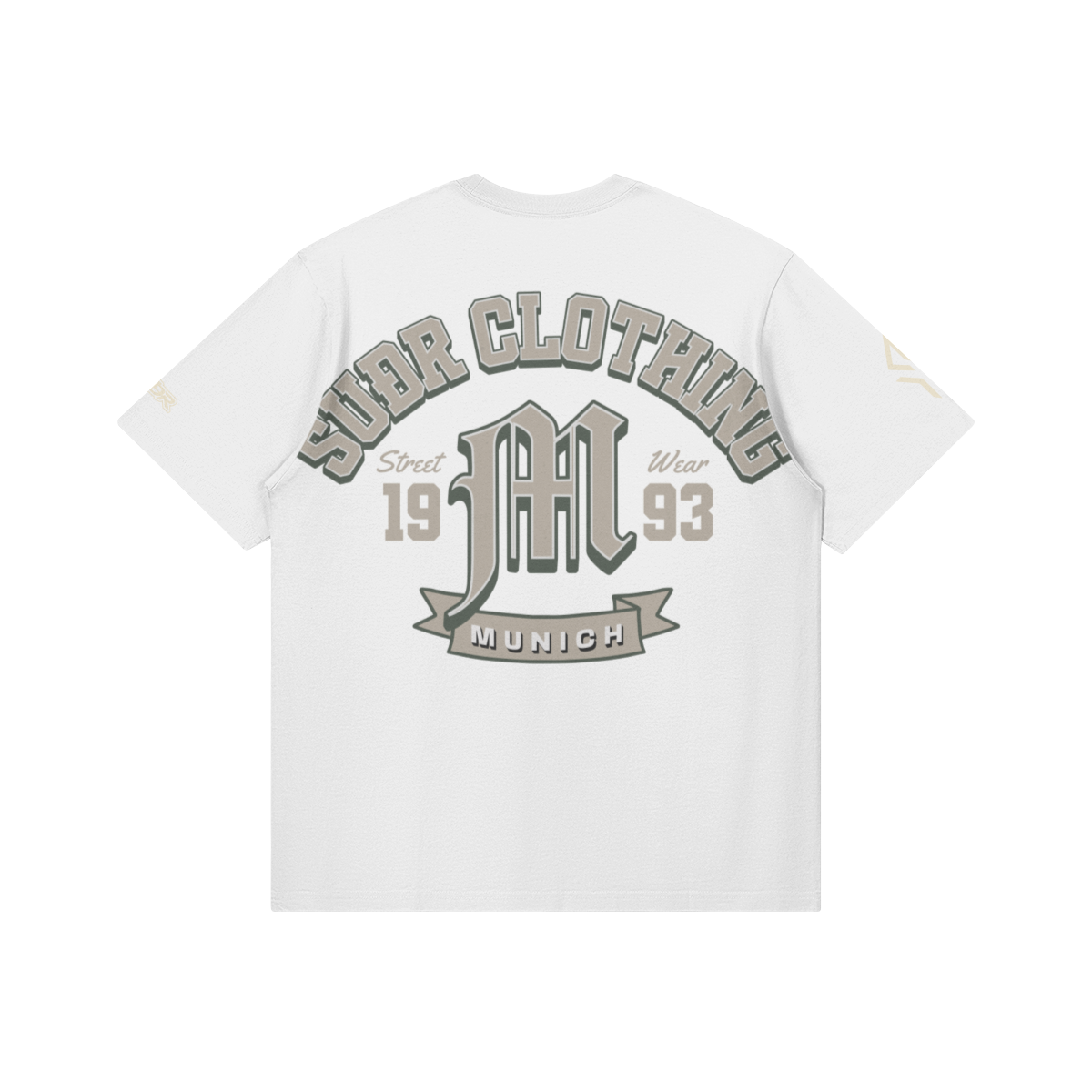 SUÐR M Shirt – Shirt in White, Rückseite mit SUÐR CLOTHING im Bogen, das M in Blackletter, dazu „Street Wear", „19 93" und das MUNICH-Banner, liegend