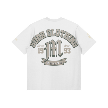 SUÐR M Shirt – Shirt in White, Rückseite mit SUÐR CLOTHING im Bogen, das M in Blackletter, dazu „Street Wear", „19 93" und das MUNICH-Banner, liegend