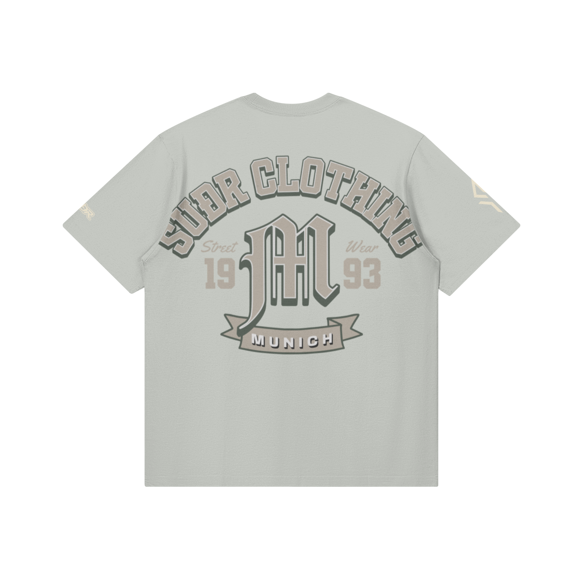 SUÐR M Shirt – Shirt in Light Gray, Rückseite mit SUÐR CLOTHING im Bogen, das M in Blackletter, dazu „Street Wear", „19 93" und das MUNICH-Banner, liegend