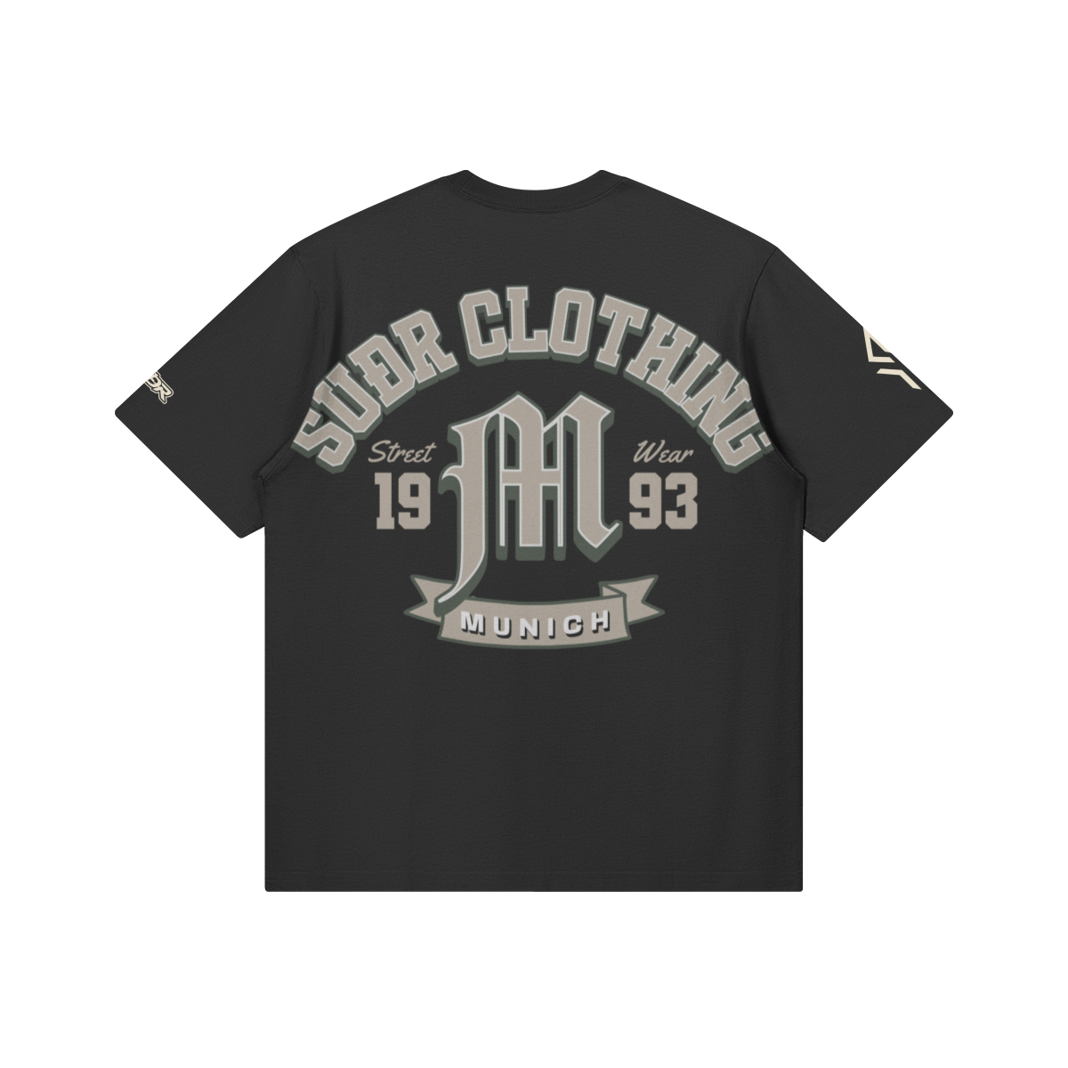 SUÐR M Shirt – Shirt in Black, Rückseite mit SUÐR CLOTHING im Bogen, das M in Blackletter, dazu „Street Wear", „19 93" und das MUNICH-Banner, liegend