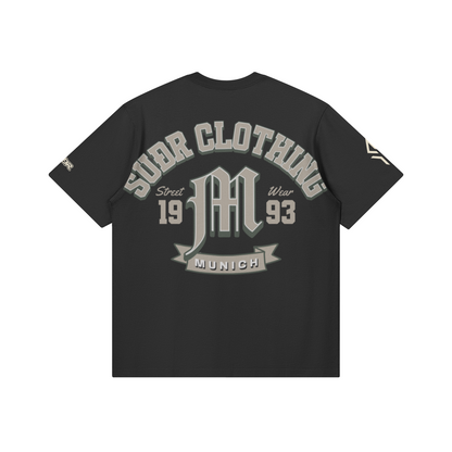 SUÐR M Shirt – Shirt in Black, Rückseite mit SUÐR CLOTHING im Bogen, das M in Blackletter, dazu „Street Wear", „19 93" und das MUNICH-Banner, liegend