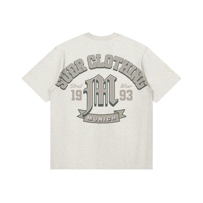 SUÐR M Shirt – Shirt in Light Heather Gray, Rückseite mit SUÐR CLOTHING im Bogen, das M in Blackletter, dazu „Street Wear", „19 93" und das MUNICH-Banner, liegend
