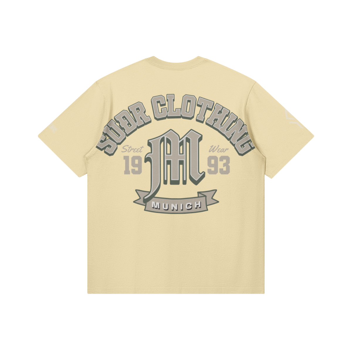 SUÐR M Shirt – Shirt in Apricot, Rückseite mit SUÐR CLOTHING im Bogen, das M in Blackletter, dazu „Street Wear", „19 93" und das MUNICH-Banner, liegend