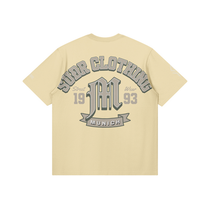SUÐR M Shirt – Shirt in Apricot, Rückseite mit SUÐR CLOTHING im Bogen, das M in Blackletter, dazu „Street Wear", „19 93" und das MUNICH-Banner, liegend