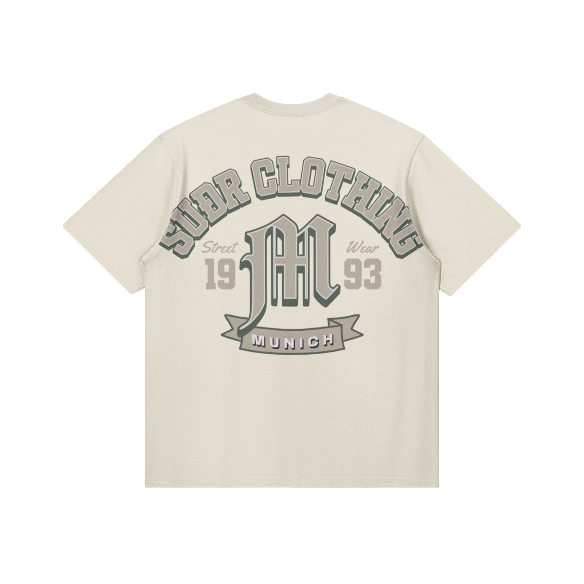 SUÐR M Shirt – Shirt in Pale Oak, Rückseite mit SUÐR CLOTHING im Bogen, das M in Blackletter, dazu „Street Wear", „19 93" und das MUNICH-Banner, liegend