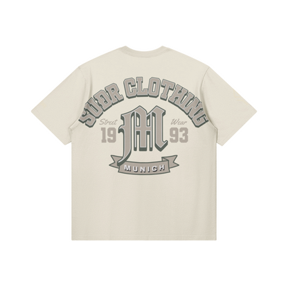 SUÐR M Shirt – Shirt in Pale Oak, Rückseite mit SUÐR CLOTHING im Bogen, das M in Blackletter, dazu „Street Wear", „19 93" und das MUNICH-Banner, liegend