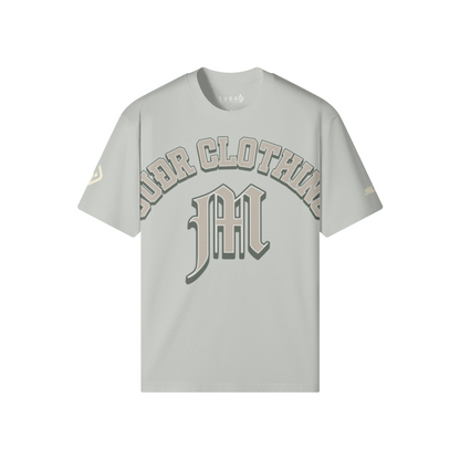 SUÐR M Shirt – Shirt in Light Gray, Vorderseite mit SUÐR CLOTHING im Bogen, darunter das M in Blackletter, Emblem und SUÐR-Schriftzug auf den Ärmeln