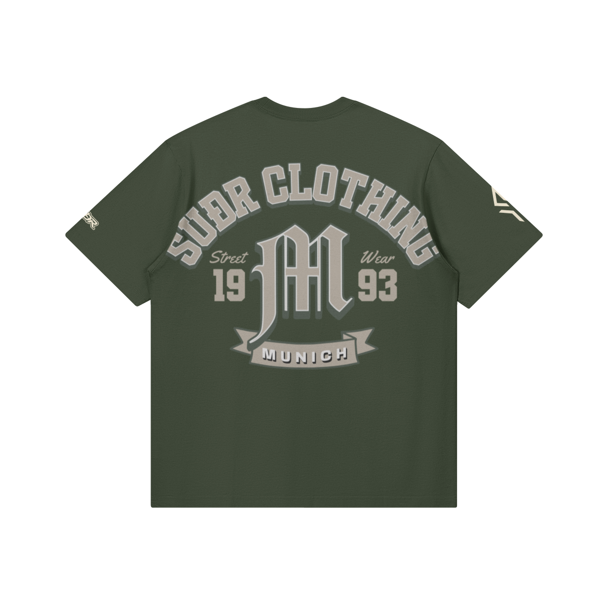 SUÐR M Shirt – Shirt in Charcoal Smoke, Rückseite mit SUÐR CLOTHING im Bogen, das M in Blackletter, dazu „Street Wear", „19 93" und das MUNICH-Banner, liegend