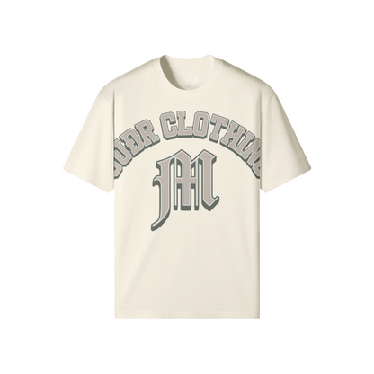 SUÐR M Shirt – Shirt in Pale Oak, Vorderseite mit SUÐR CLOTHING im Bogen, darunter das M in Blackletter, Emblem und SUÐR-Schriftzug auf den Ärmeln