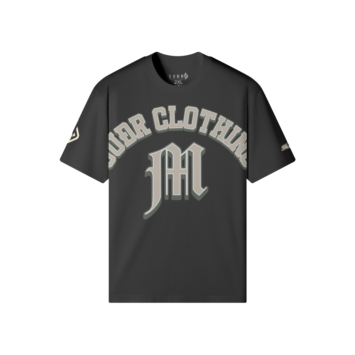 SUÐR M Shirt – Shirt in Black, Vorderseite mit SUÐR CLOTHING im Bogen, darunter das M in Blackletter, Emblem und SUÐR-Schriftzug auf den Ärmeln