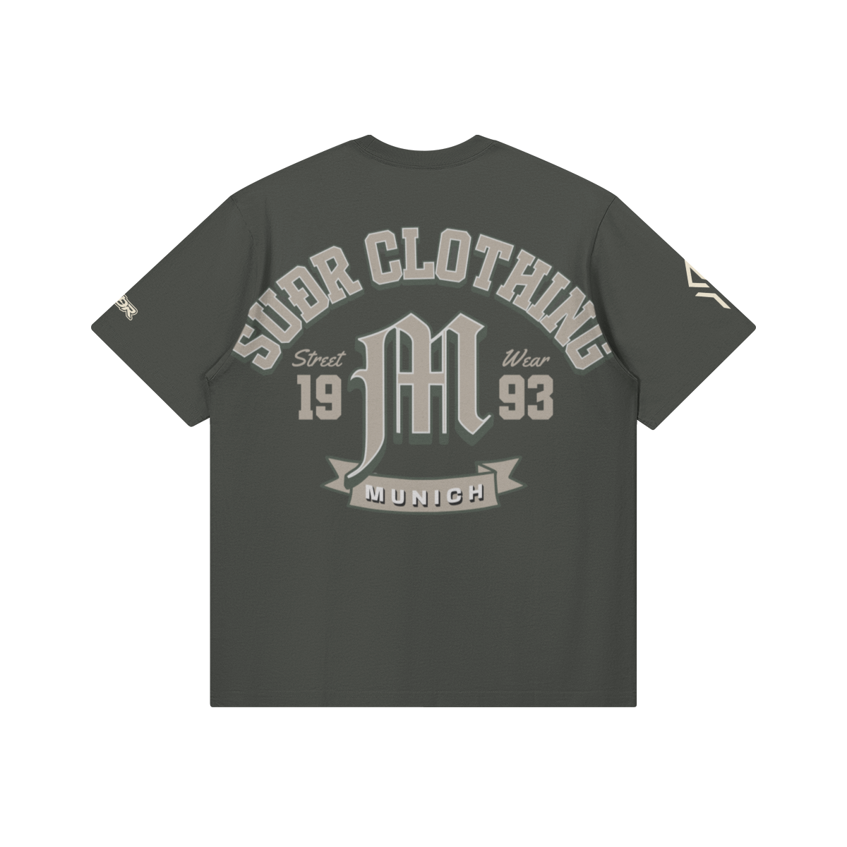 SUÐR M Shirt – Shirt in Carbon Gray, Rückseite mit SUÐR CLOTHING im Bogen, das M in Blackletter, dazu „Street Wear", „19 93" und das MUNICH-Banner, liegend