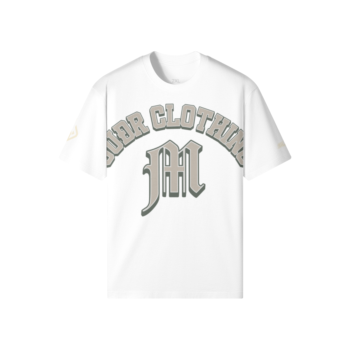 SUÐR M Shirt – Shirt in White, Vorderseite mit SUÐR CLOTHING im Bogen, darunter das M in Blackletter, Emblem und SUÐR-Schriftzug auf den Ärmeln