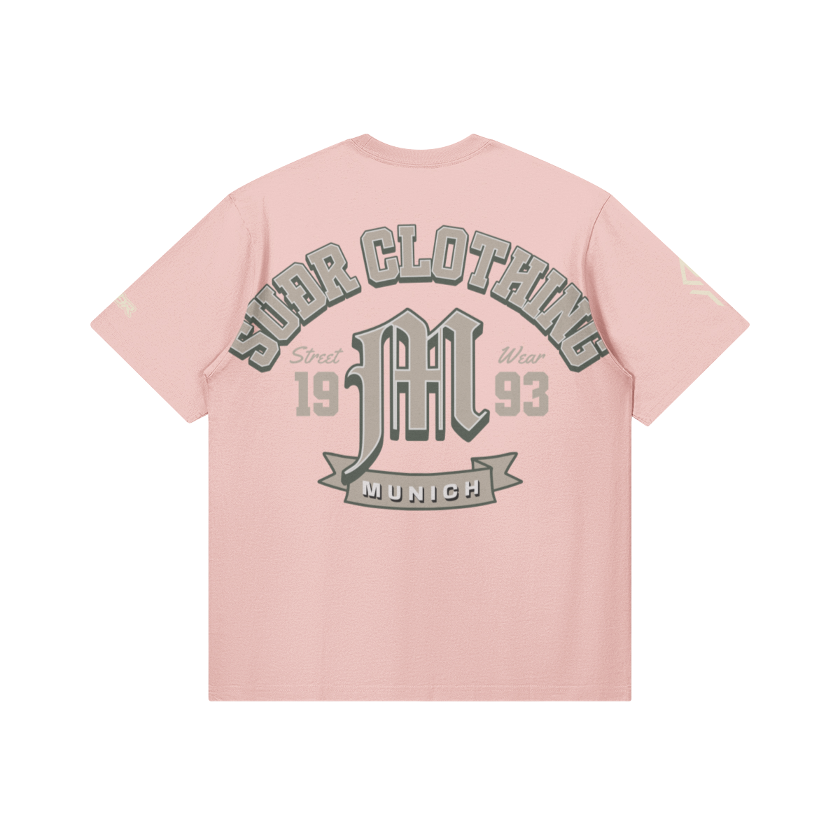 SUÐR M Shirt – Shirt in Light Pink, Rückseite mit SUÐR CLOTHING im Bogen, das M in Blackletter, dazu „Street Wear", „19 93" und das MUNICH-Banner, liegend