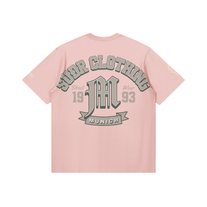 SUÐR M Shirt – Shirt in Light Pink, Rückseite mit SUÐR CLOTHING im Bogen, das M in Blackletter, dazu „Street Wear", „19 93" und das MUNICH-Banner, liegend