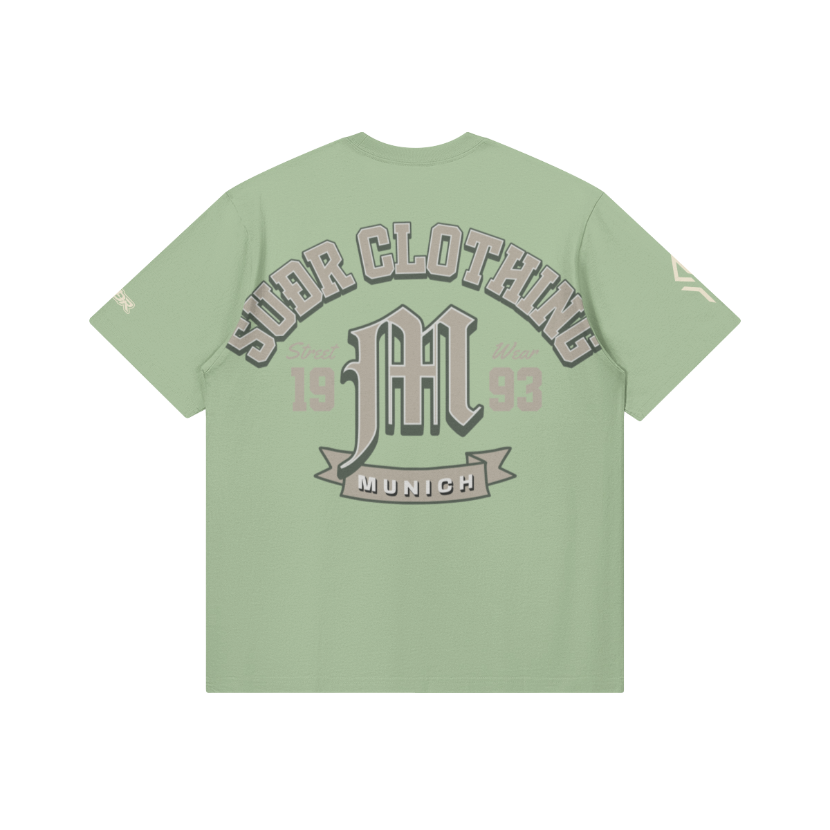 SUÐR M Shirt – Shirt in Light Mint, Rückseite mit SUÐR CLOTHING im Bogen, das M in Blackletter, dazu „Street Wear", „19 93" und das MUNICH-Banner, liegend