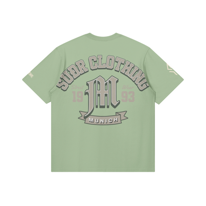 SUÐR M Shirt – Shirt in Light Mint, Rückseite mit SUÐR CLOTHING im Bogen, das M in Blackletter, dazu „Street Wear", „19 93" und das MUNICH-Banner, liegend