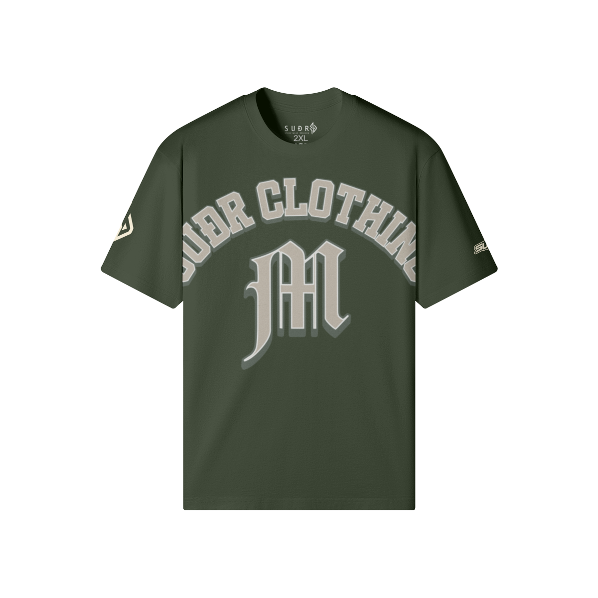SUÐR M Shirt – Shirt in Charcoal Smoke, Vorderseite mit SUÐR CLOTHING im Bogen, darunter das M in Blackletter, Emblem und SUÐR-Schriftzug auf den Ärmeln